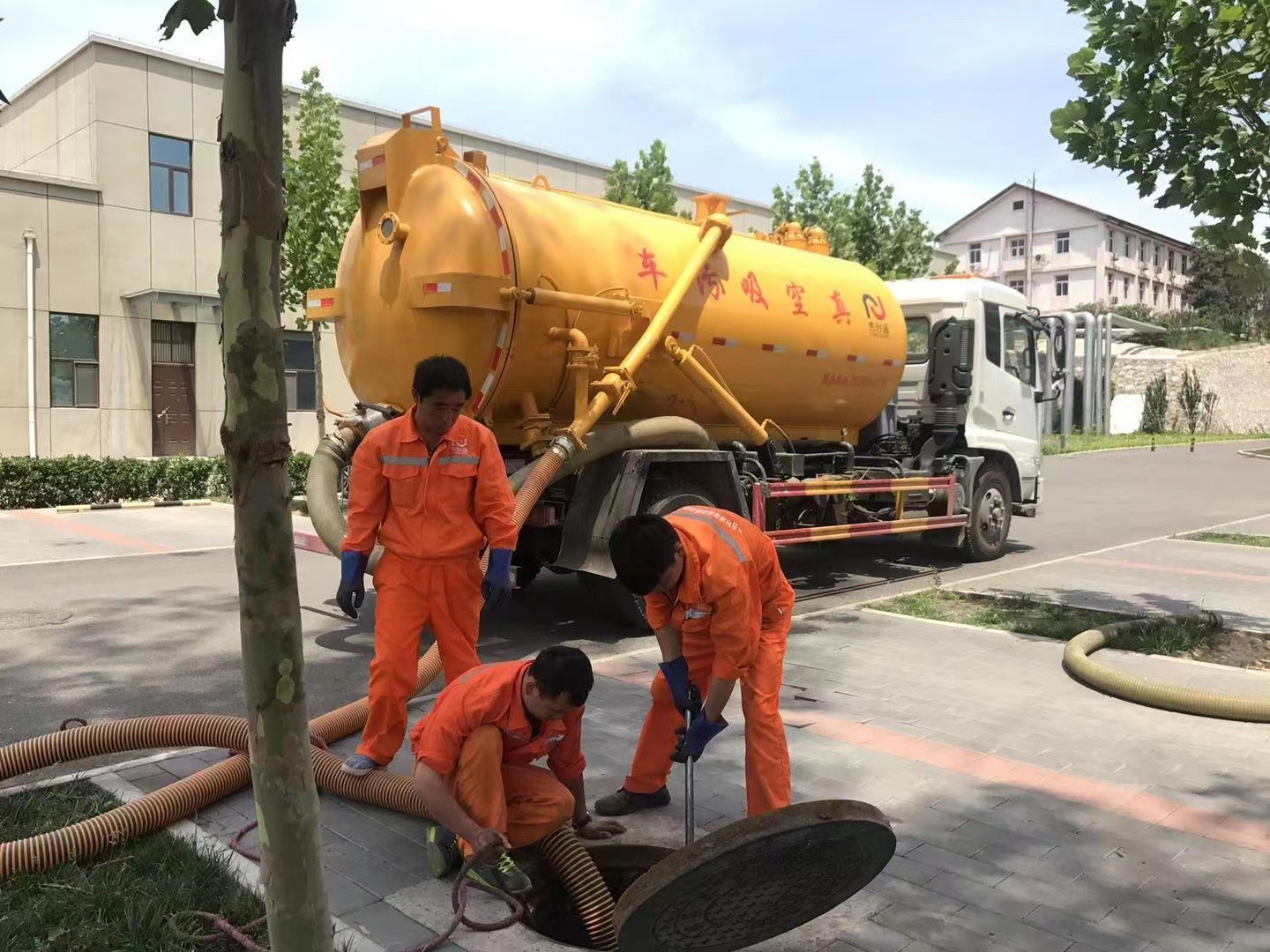 江边乡管道疏通车停在窨井附近