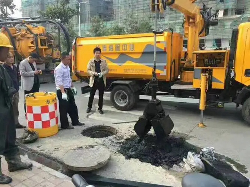 江边乡街道：网格员化身“清道夫”，为民解忧疏通“堵心”化粪池