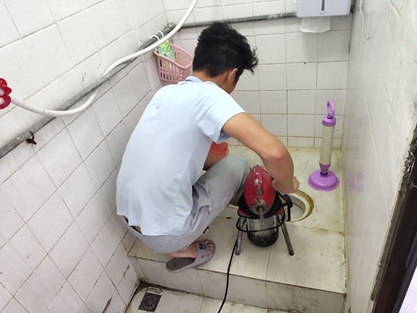 江边乡管道堵塞冒臭气 专业师傅现场解决问题