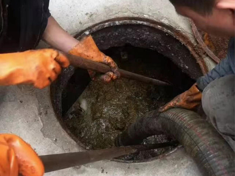 江边乡清理化粪池时如何避免沼气的危害?